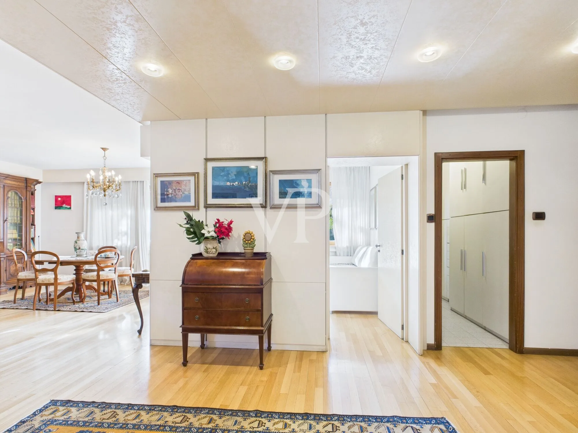 Elegante y espacioso apartamento de dos dormitorios en un contexto elegante