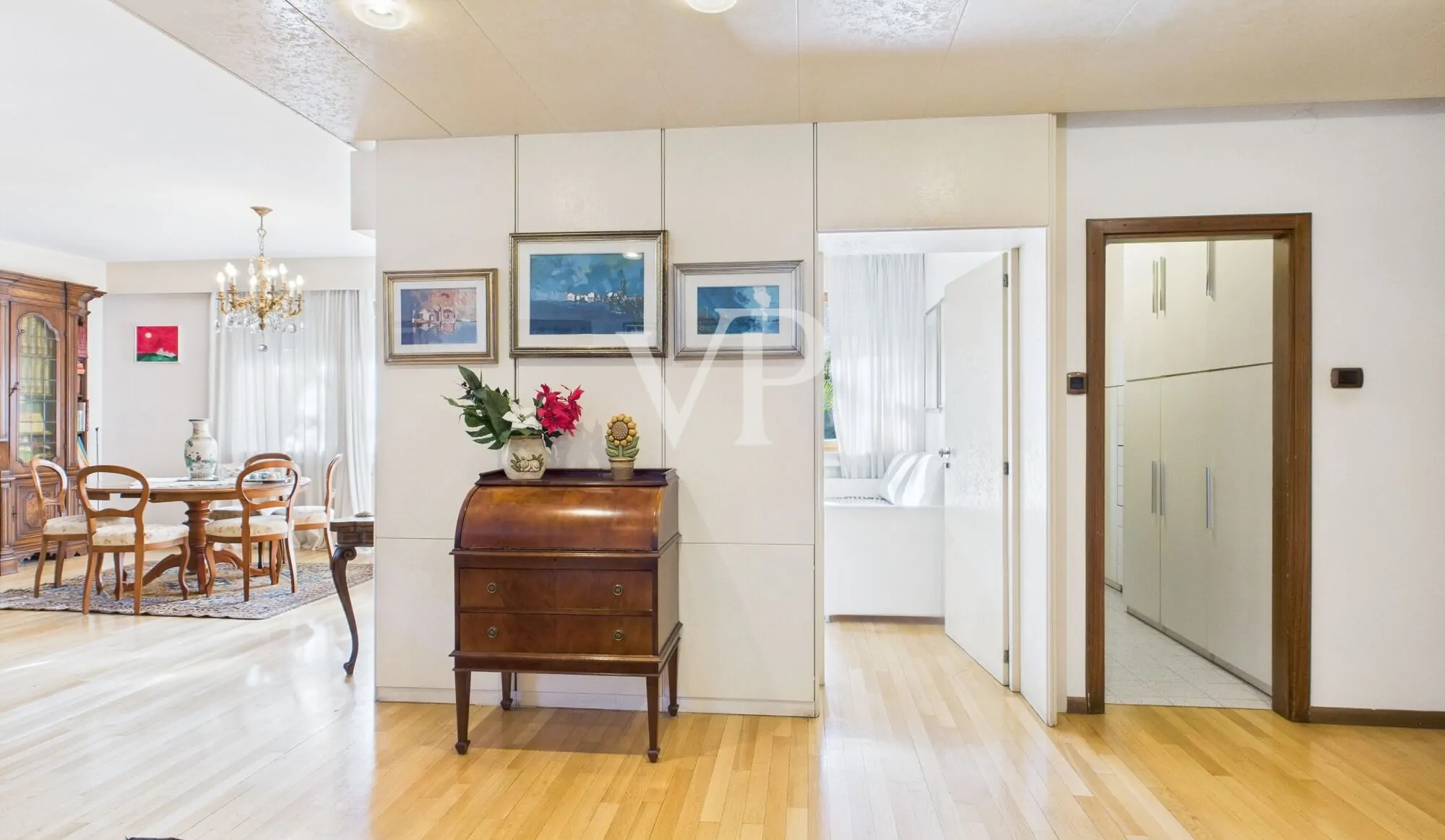 Elegante und geräumige Dreizimmerwohnung in gehobenem Wohnumfeld