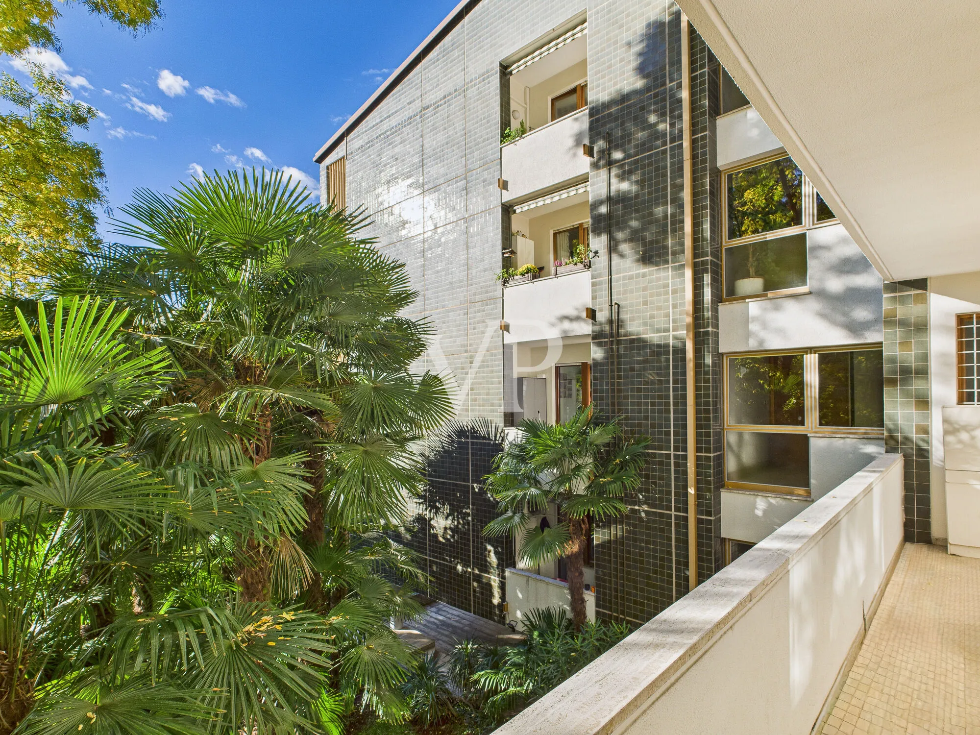 Elegante y espacioso apartamento de dos dormitorios en un contexto elegante