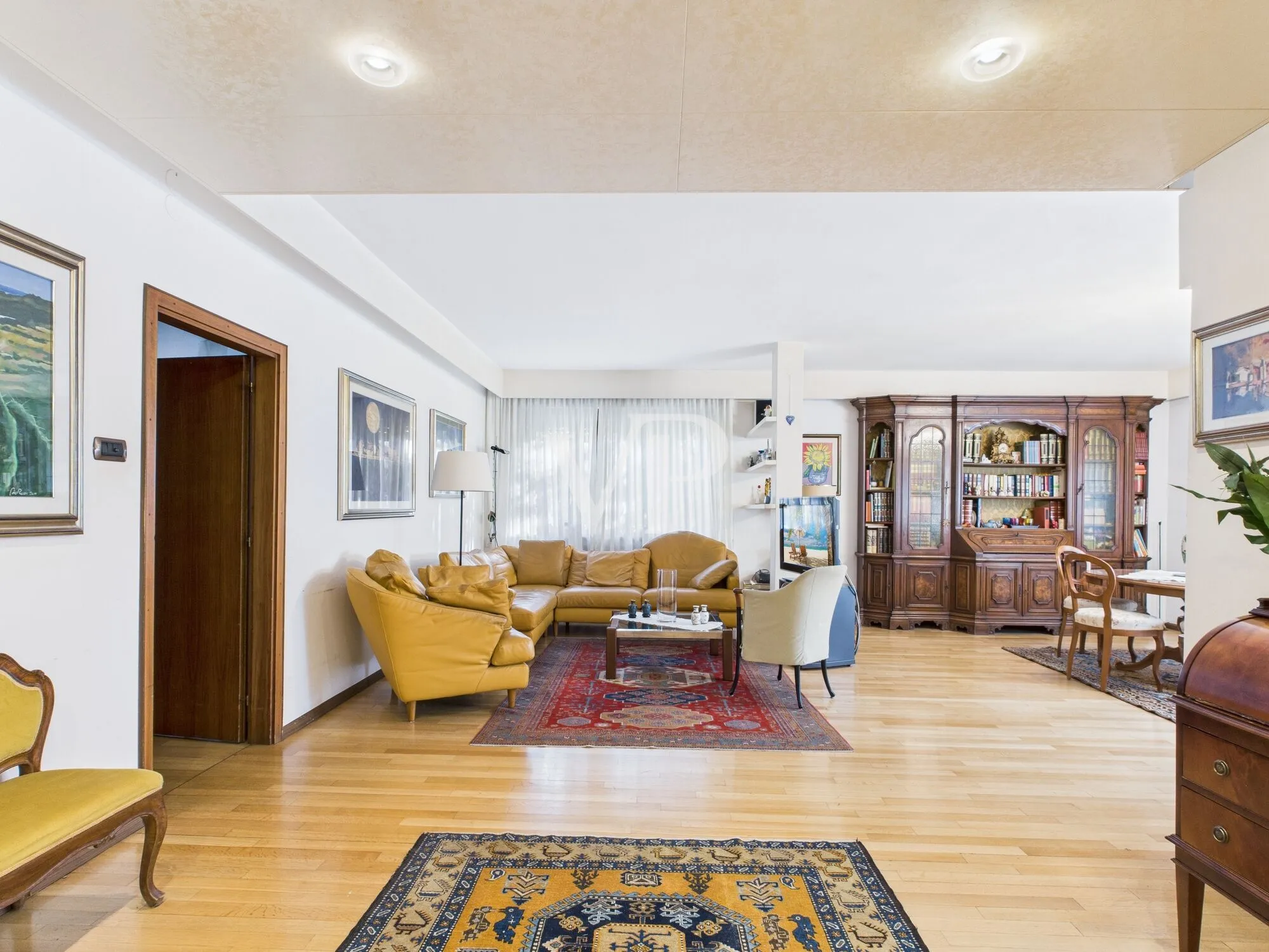 Elegante y espacioso apartamento de dos dormitorios en un contexto elegante