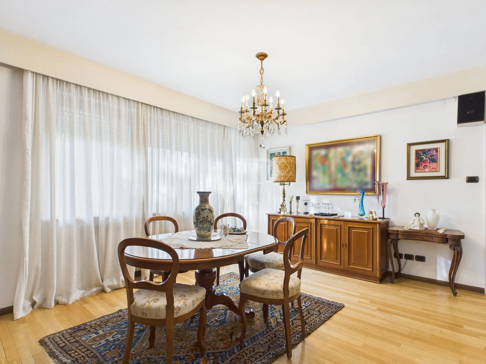 Elegante y espacioso apartamento de dos dormitorios en un contexto elegante