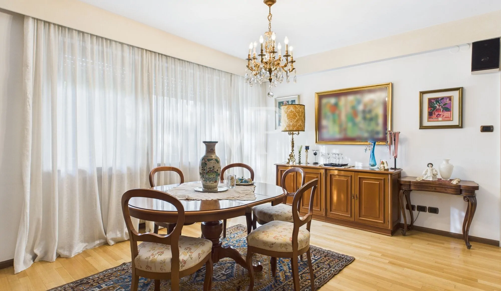 Elegante und geräumige Dreizimmerwohnung in gehobenem Wohnumfeld