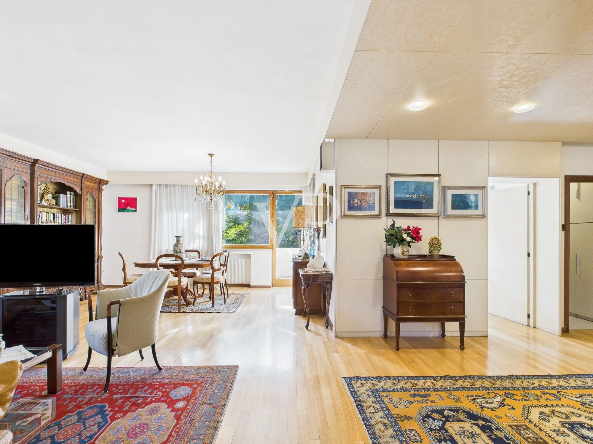 Elegante y espacioso apartamento de dos dormitorios en un contexto elegante