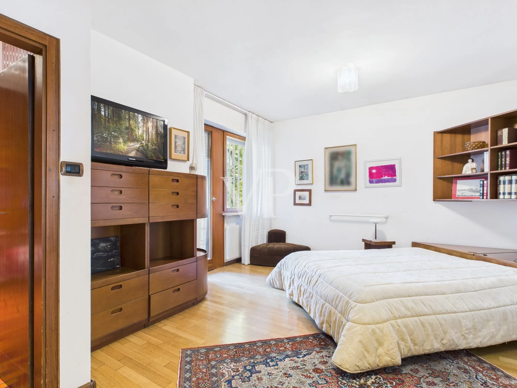 Elegante y espacioso apartamento de dos dormitorios en un contexto elegante