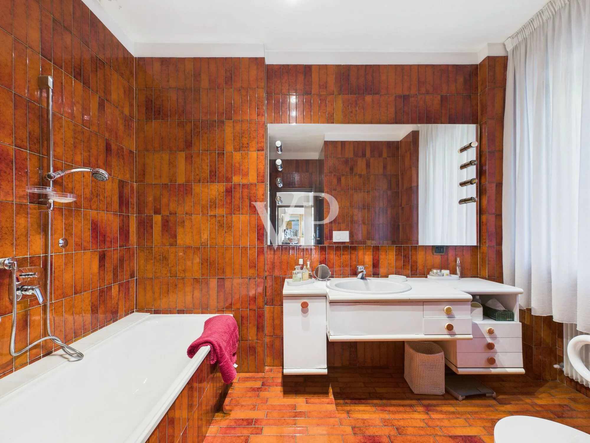 Elegante y espacioso apartamento de dos dormitorios en un contexto elegante