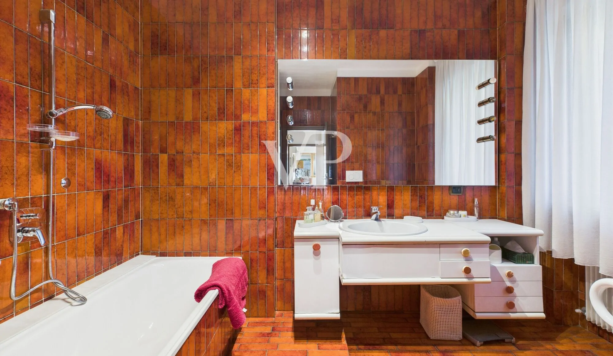 Elegante und geräumige Dreizimmerwohnung in gehobenem Wohnumfeld