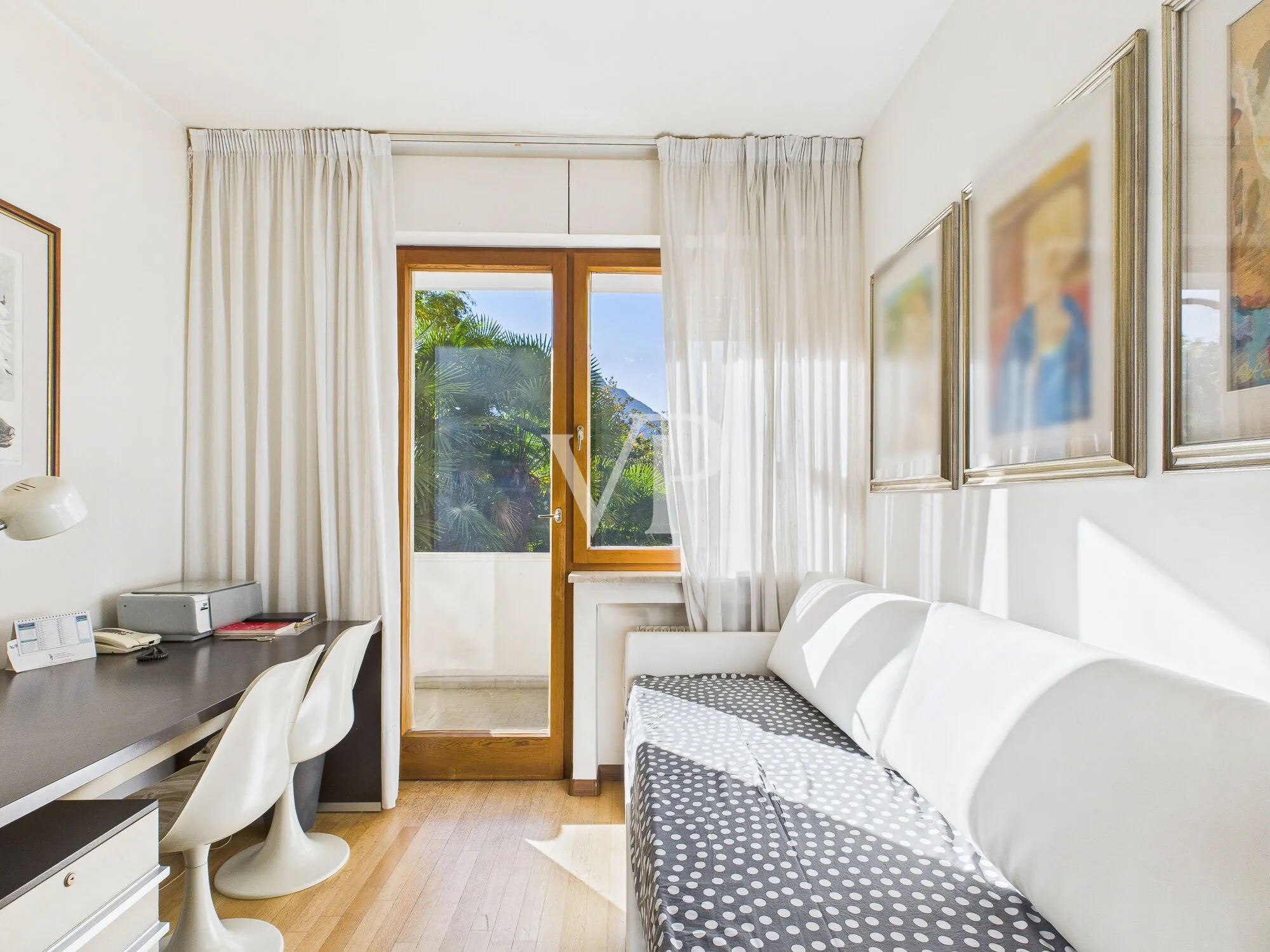 Elegante y espacioso apartamento de dos dormitorios en un contexto elegante