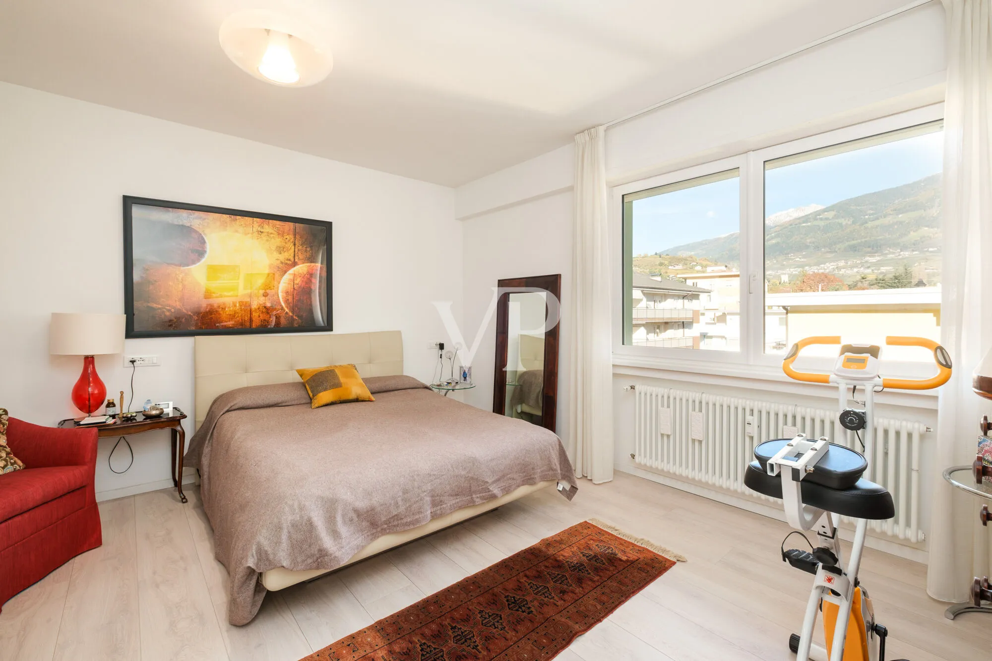 Elegante y moderno apartamento de cuatro habitaciones con terraza panorámica