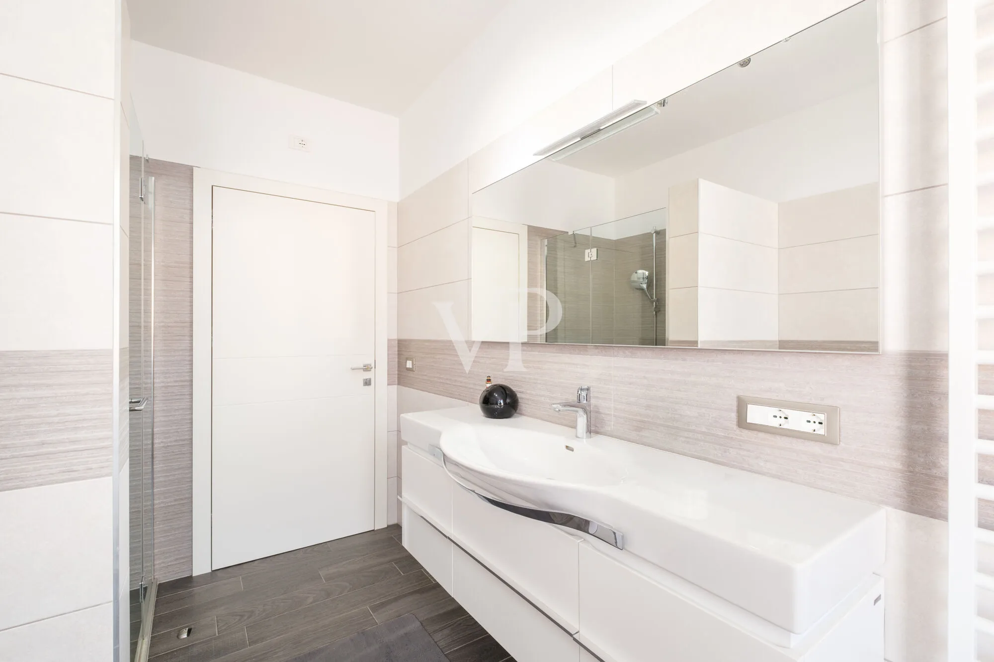 Elegante y moderno apartamento de cuatro habitaciones con terraza panorámica