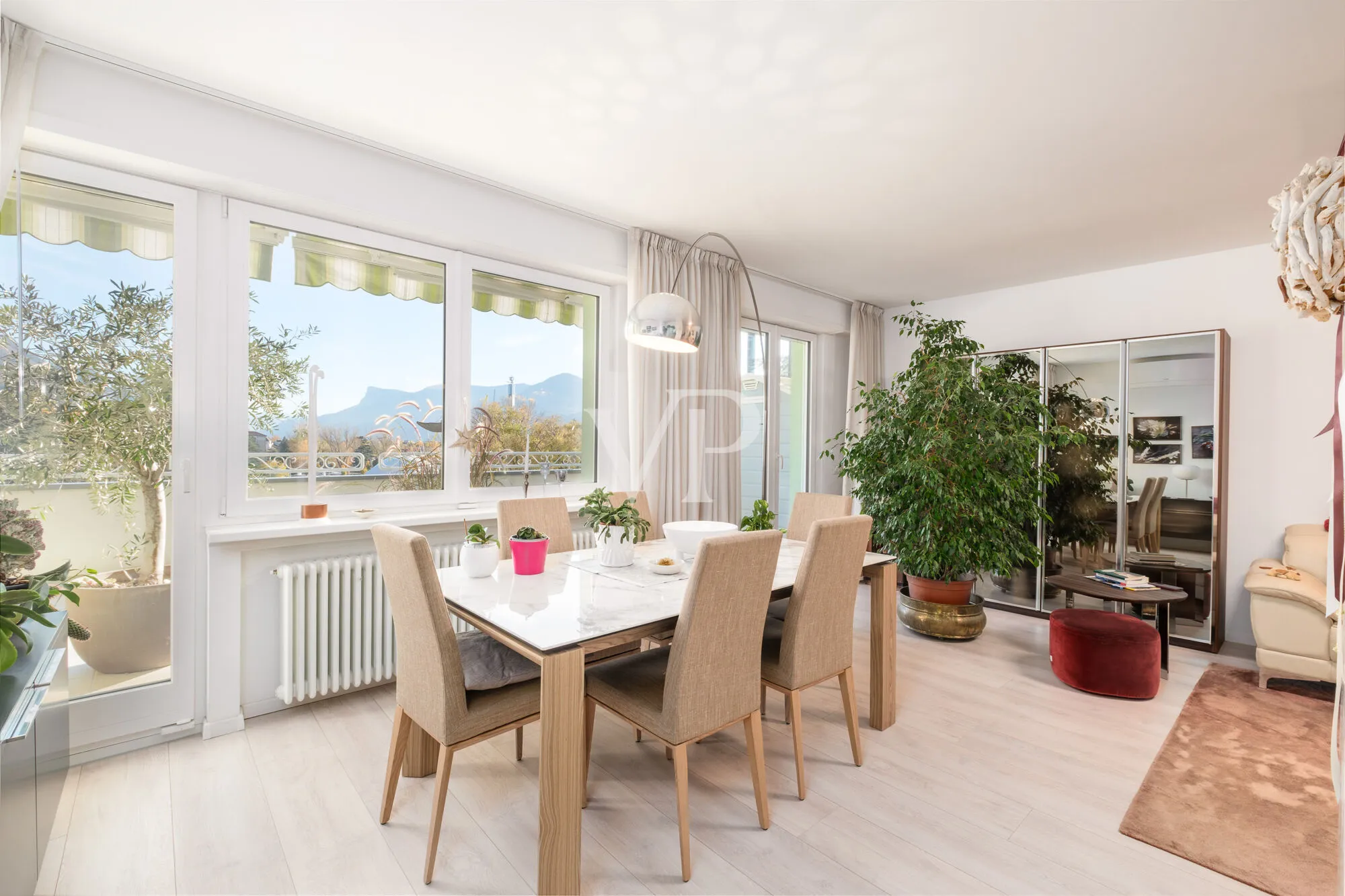 Elegante y moderno apartamento de cuatro habitaciones con terraza panorámica