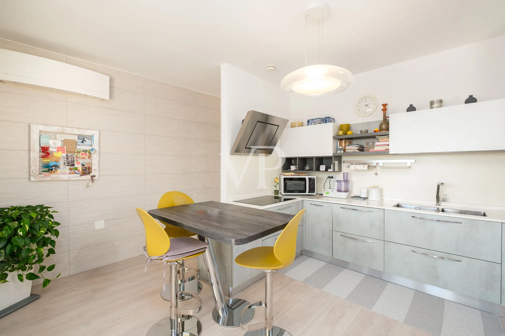 Elegante y moderno apartamento de cuatro habitaciones con terraza panorámica