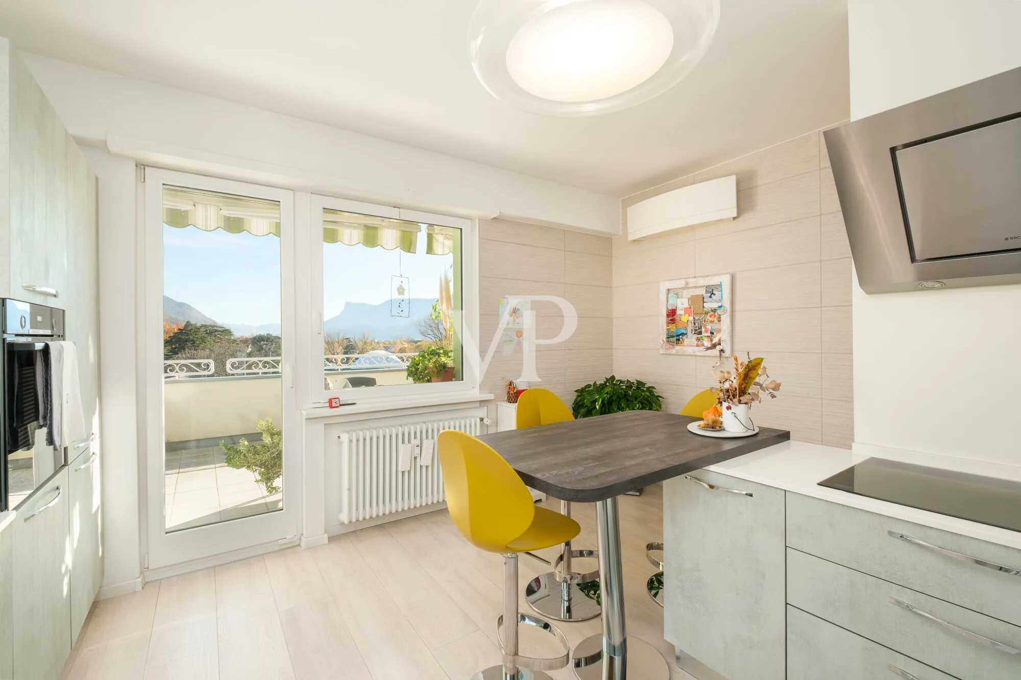 Elegante y moderno apartamento de cuatro habitaciones con terraza panorámica