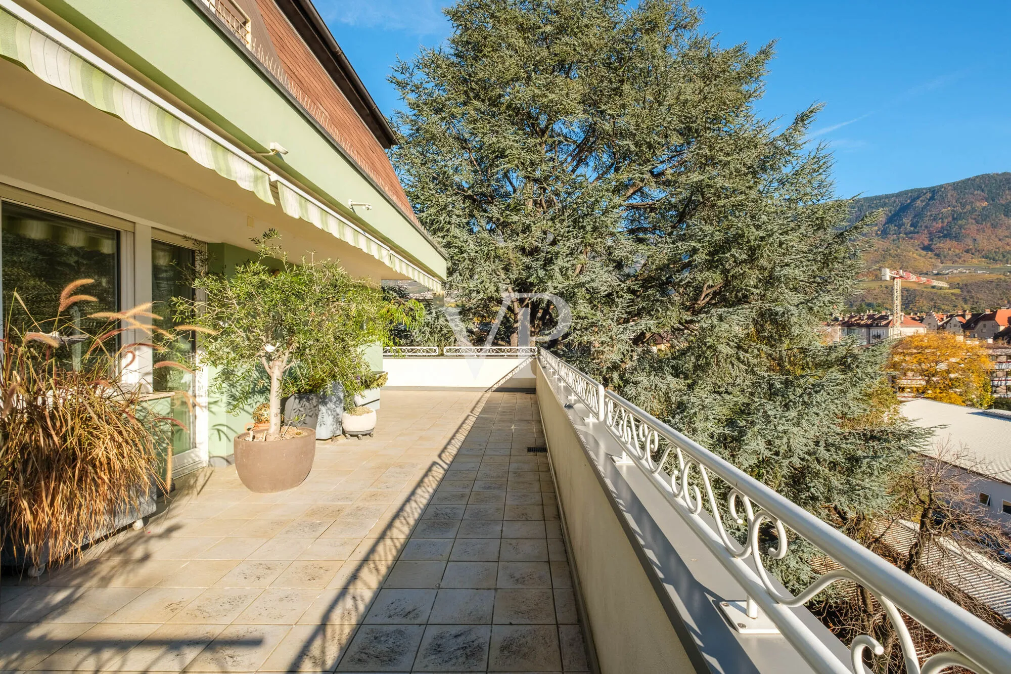 Elegante y moderno apartamento de cuatro habitaciones con terraza panorámica