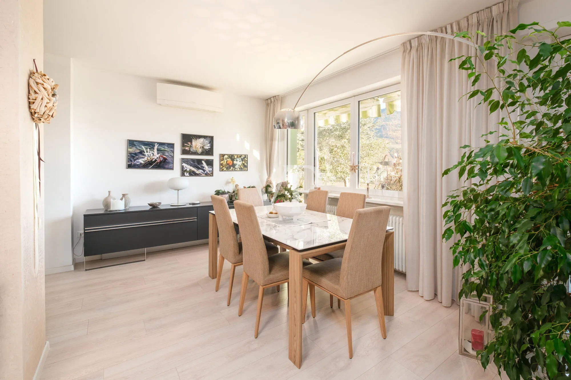 Elegante y moderno apartamento de cuatro habitaciones con terraza panorámica