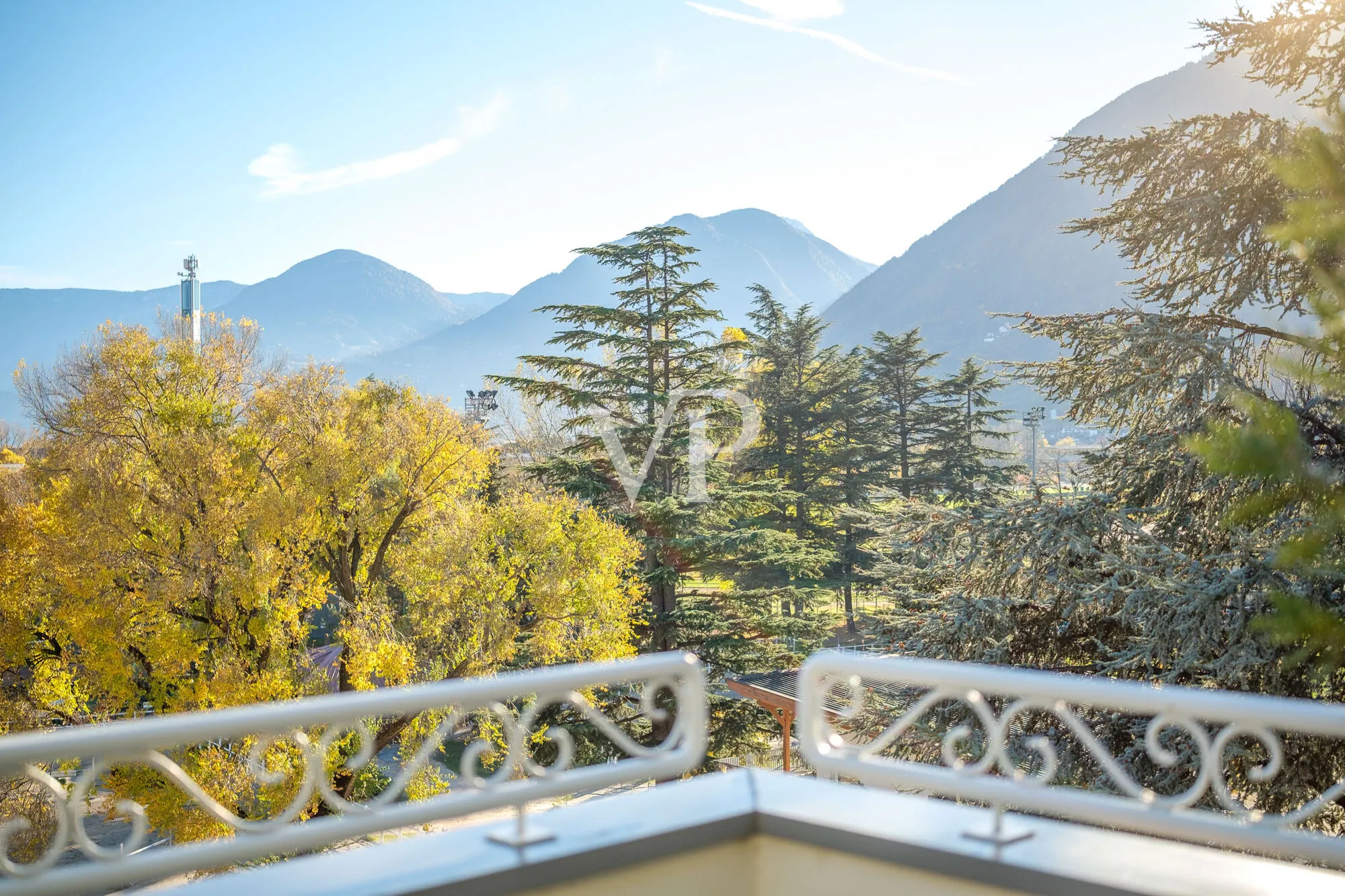 Elegante y moderno apartamento de cuatro habitaciones con terraza panorámica