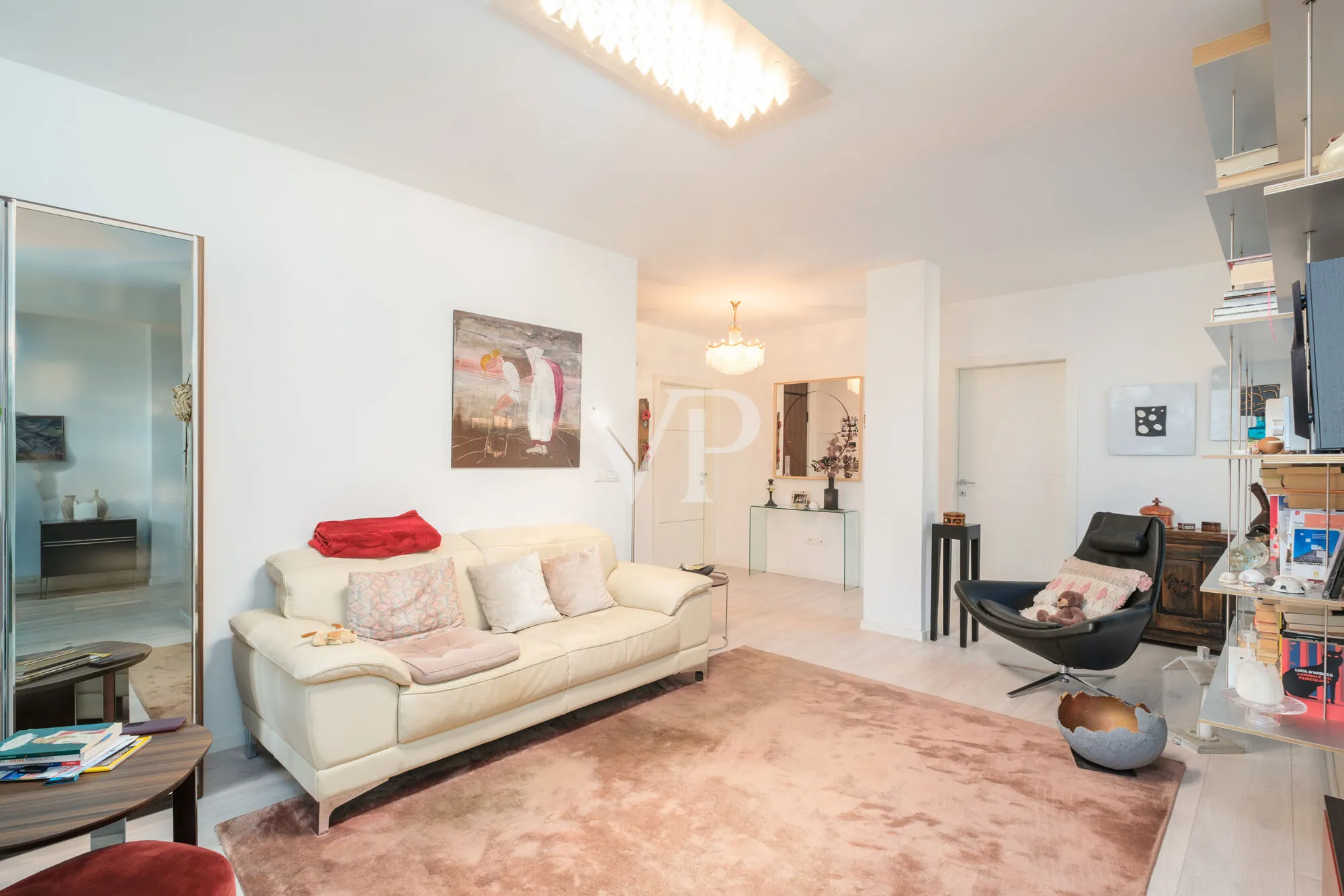 Elegante y moderno apartamento de cuatro habitaciones con terraza panorámica