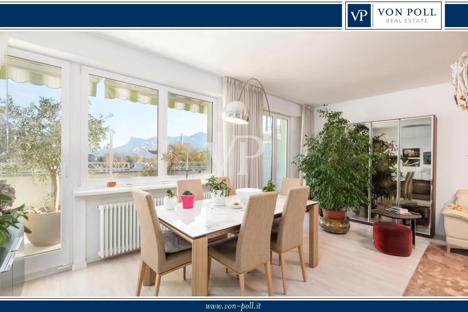 Elegante y moderno apartamento de cuatro habitaciones con terraza panorámica