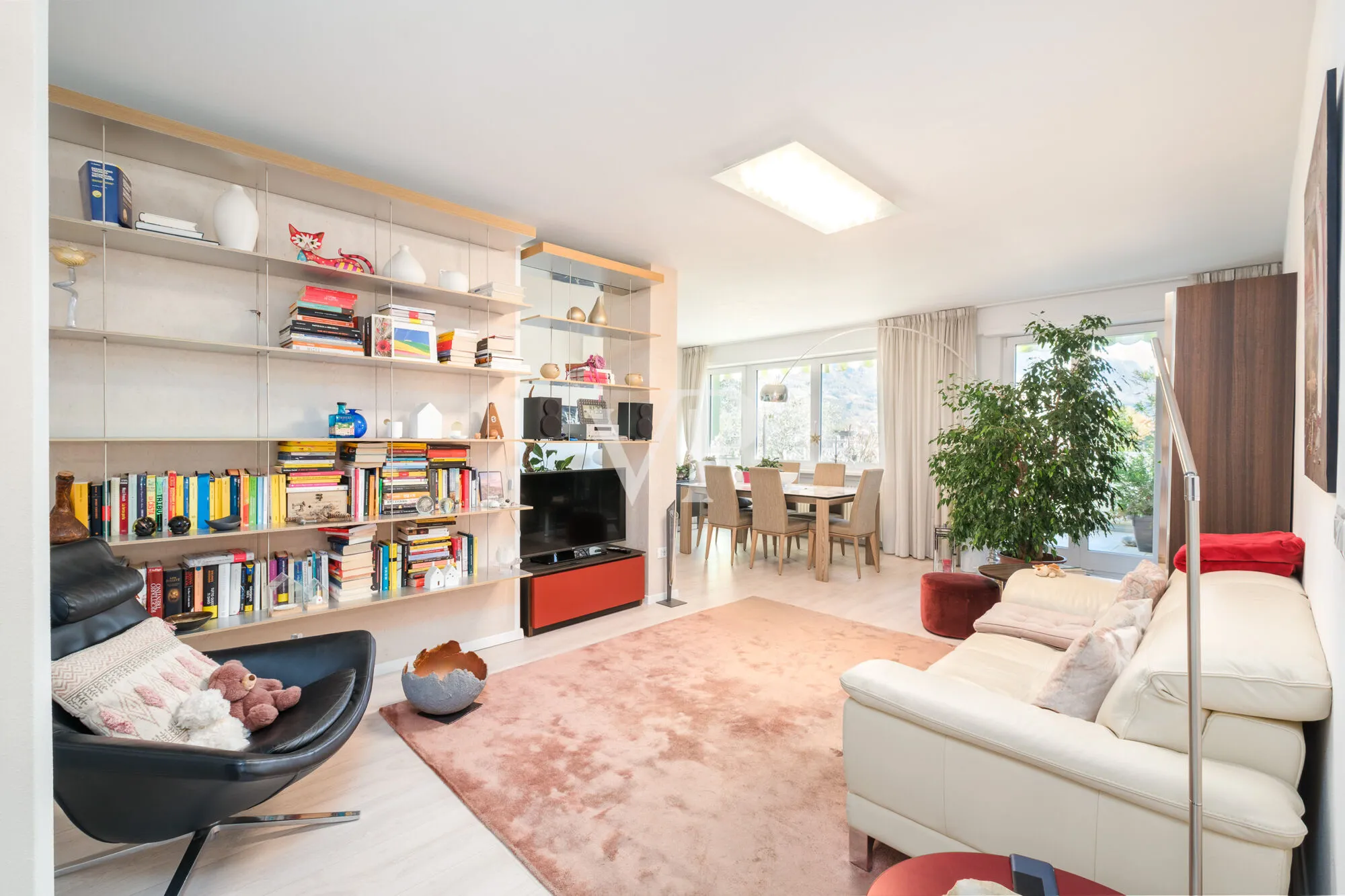 Elegante y moderno apartamento de cuatro habitaciones con terraza panorámica