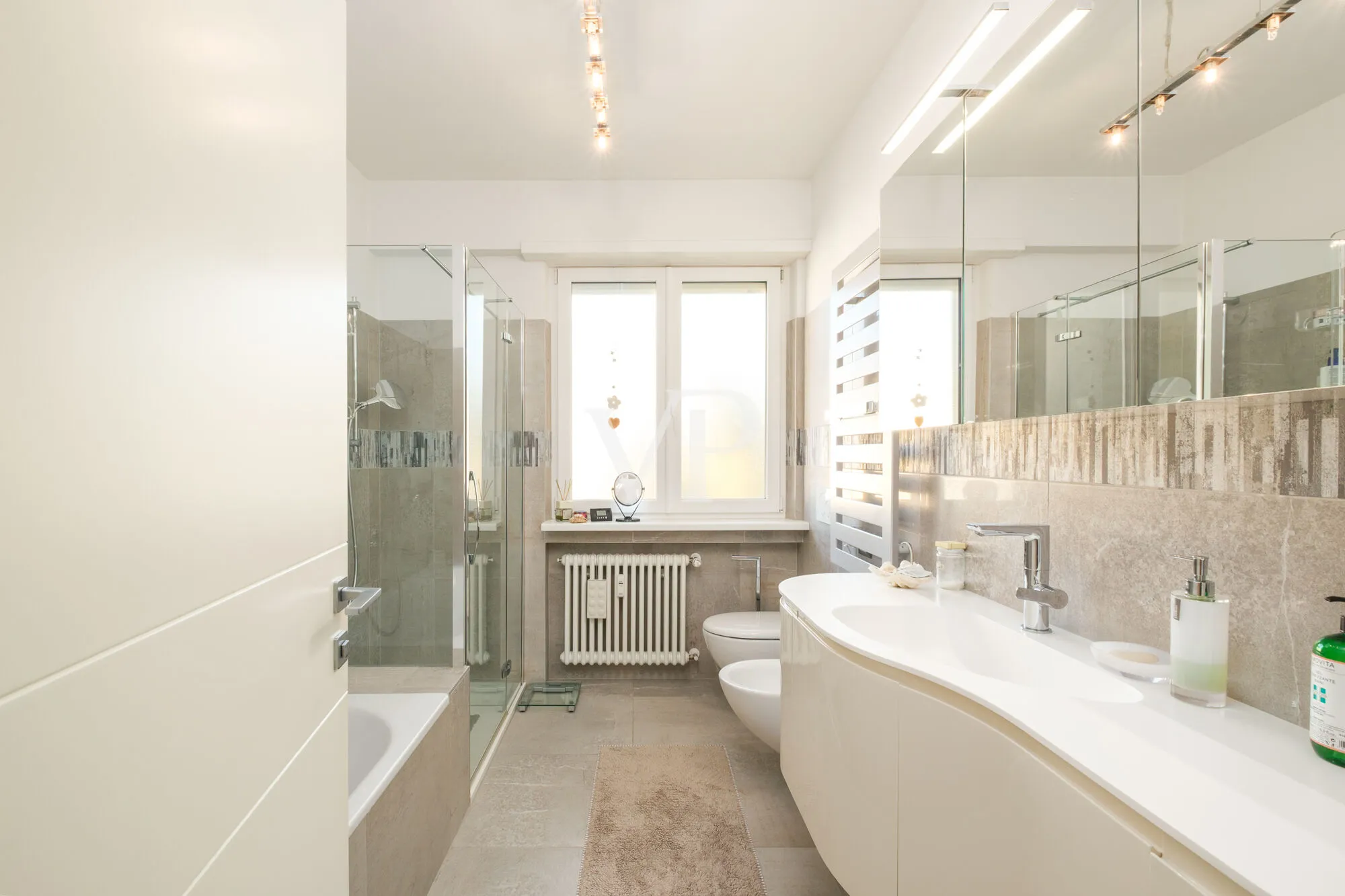 Elegante y moderno apartamento de cuatro habitaciones con terraza panorámica