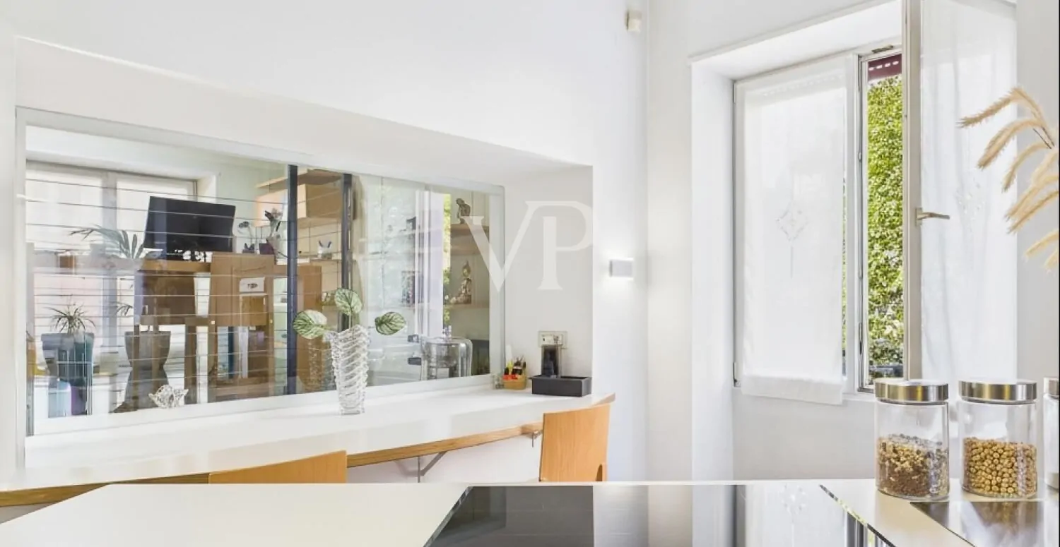 Bozen Zentrum: möblierte Wohnung mit Parkplatz und Keller