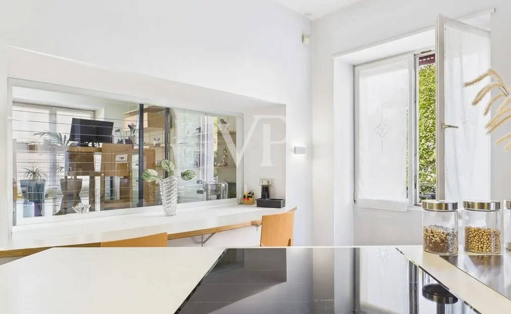 Bozen Zentrum: möblierte Wohnung mit Parkplatz und Keller