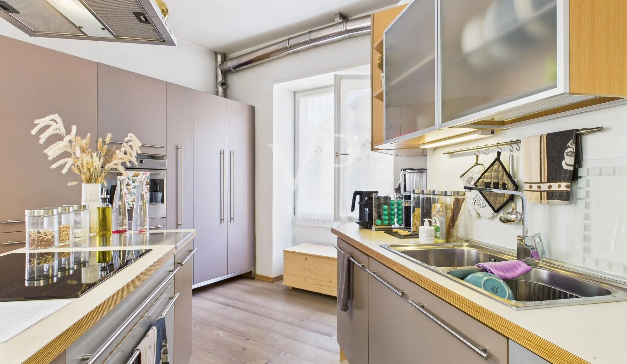 Bozen Zentrum: möblierte Wohnung mit Parkplatz und Keller