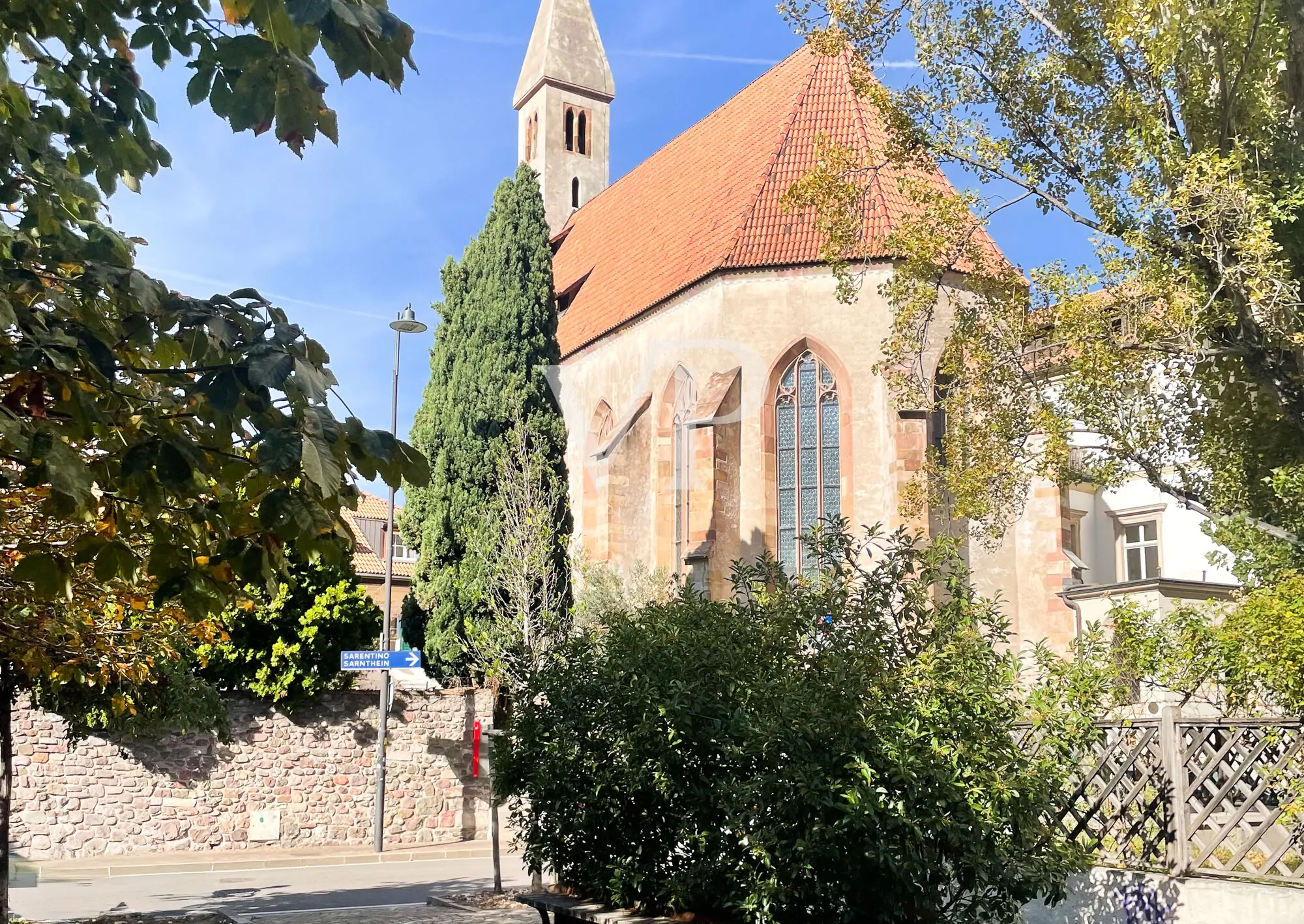 Bozen Zentrum: möblierte Wohnung mit Parkplatz und Keller