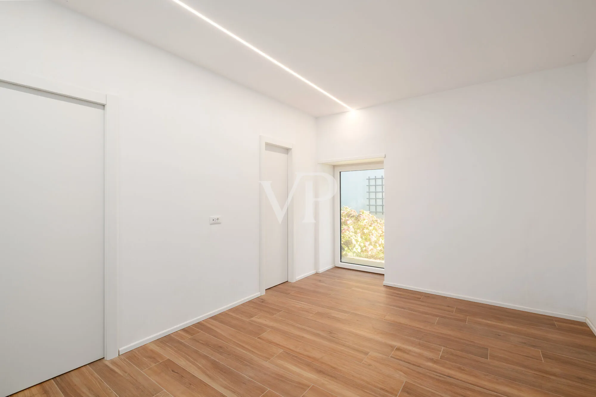 Zwei exklusive Wohneinheiten und Privatgrundstück in der Nähe der Sissi Gärten