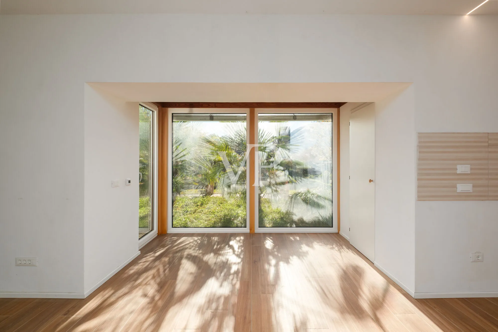 Zwei exklusive Wohneinheiten und Privatgrundstück in der Nähe der Sissi Gärten