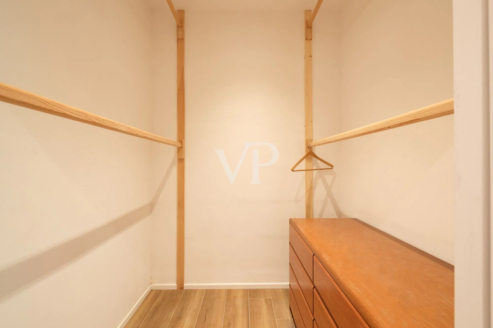 Zwei exklusive Wohneinheiten und Privatgrundstück in der Nähe der Sissi Gärten