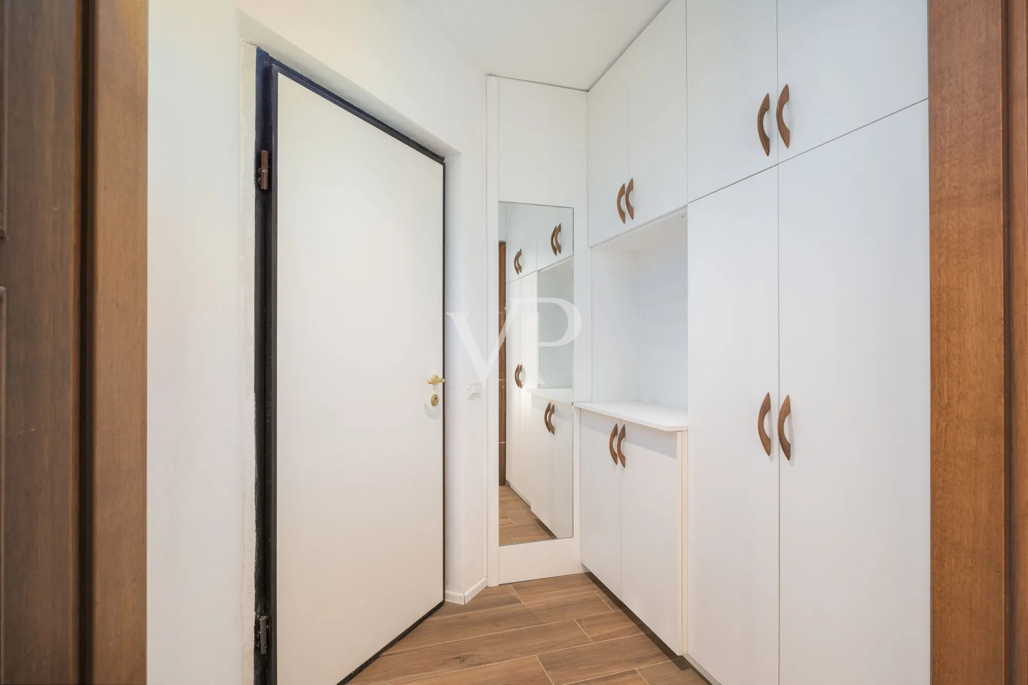 Zwei exklusive Wohneinheiten und Privatgrundstück in der Nähe der Sissi Gärten