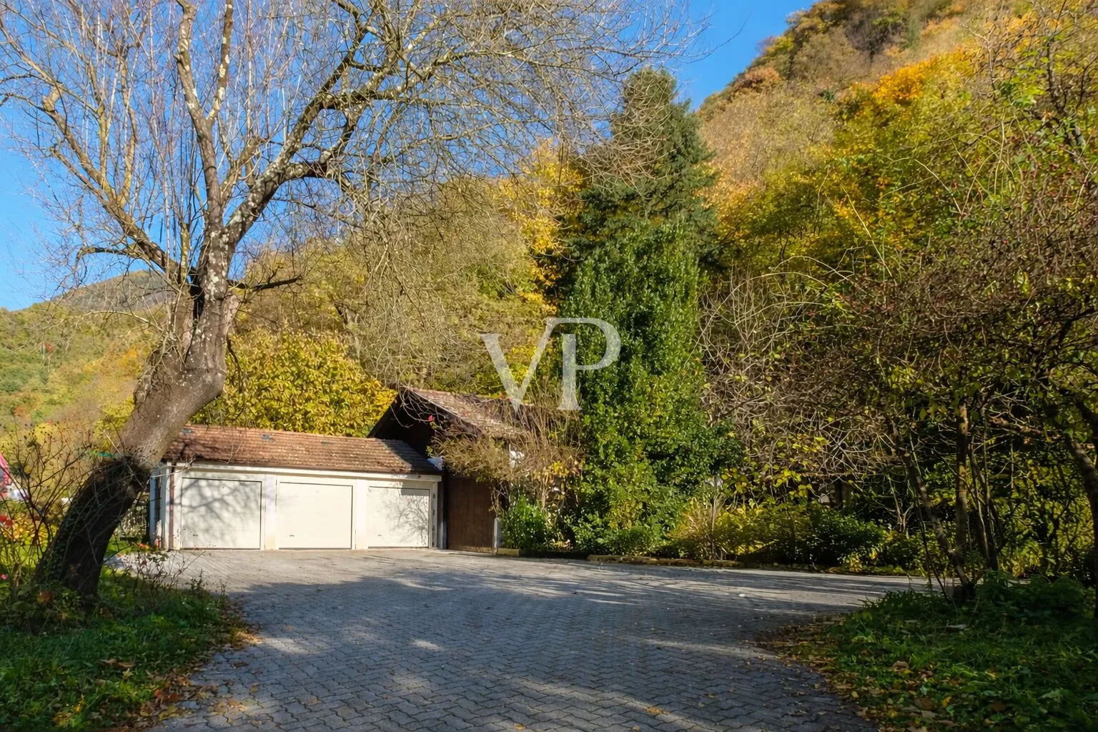 Zwei exklusive Wohneinheiten und Privatgrundstück in der Nähe der Sissi Gärten