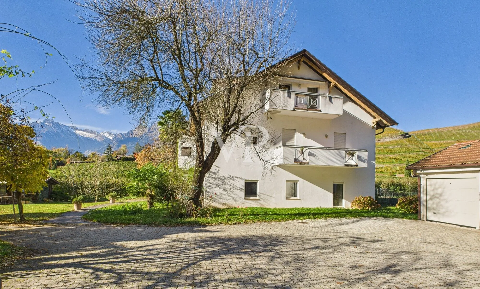 Zwei exklusive Wohneinheiten und Privatgrundstück in der Nähe der Sissi Gärten