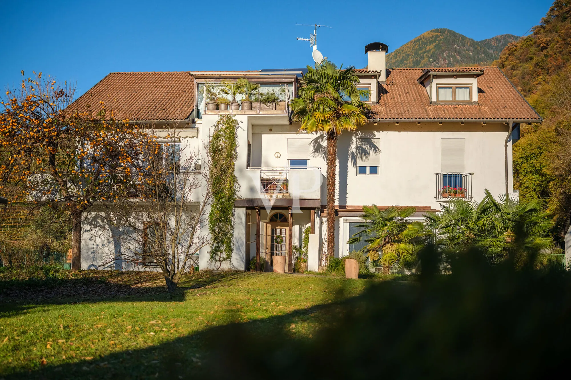 Zwei exklusive Wohneinheiten und Privatgrundstück in der Nähe der Sissi Gärten