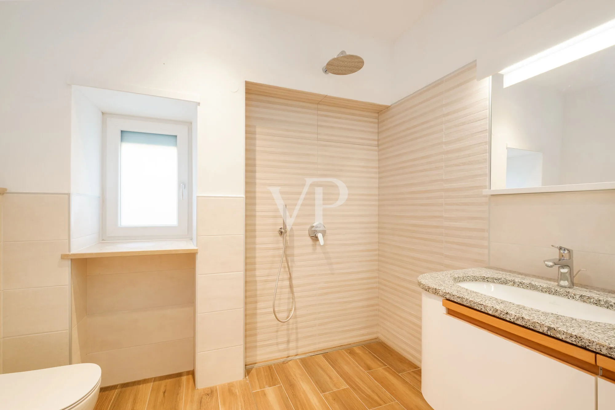 Zwei exklusive Wohneinheiten und Privatgrundstück in der Nähe der Sissi Gärten