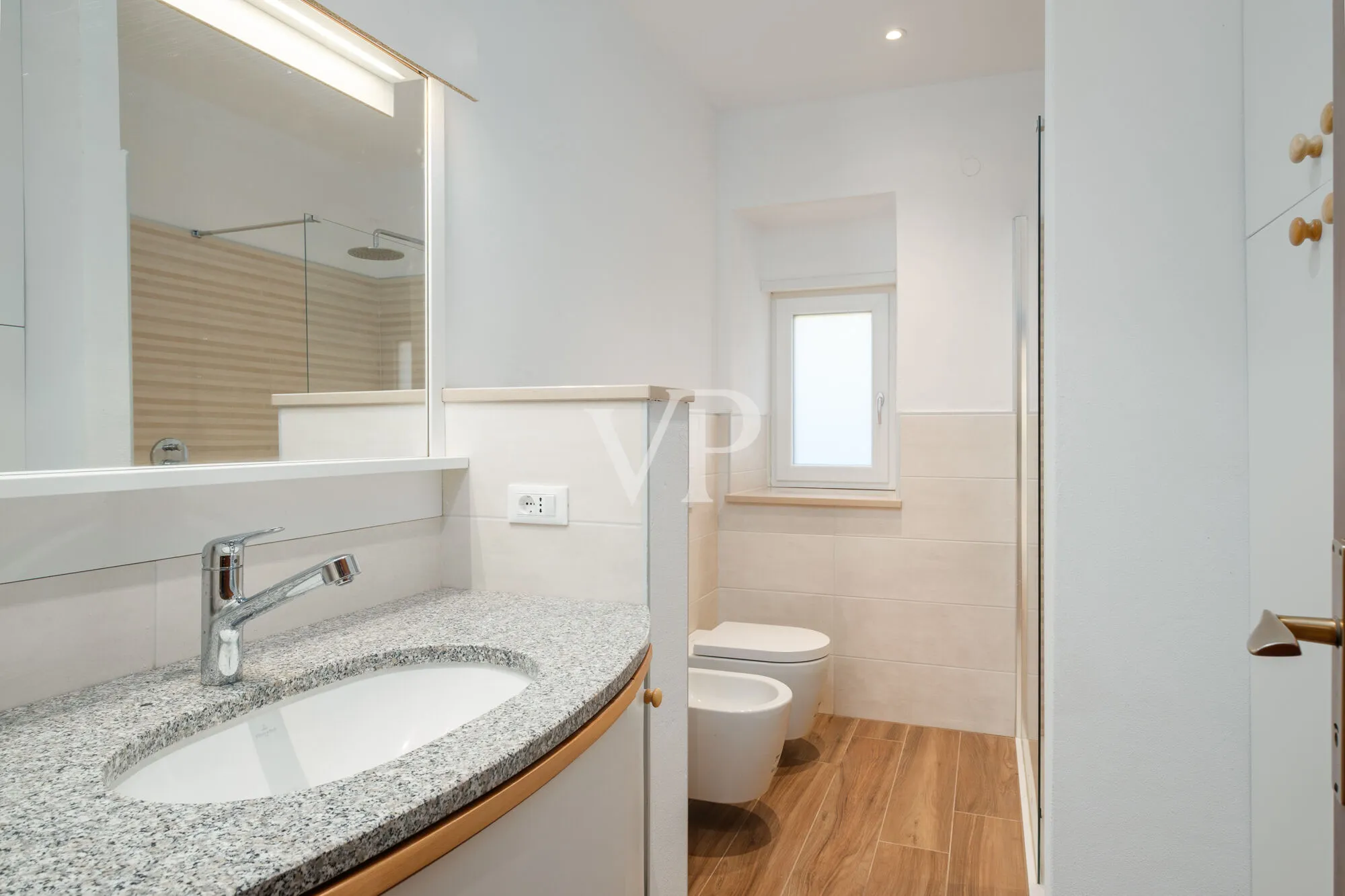 Zwei exklusive Wohneinheiten und Privatgrundstück in der Nähe der Sissi Gärten