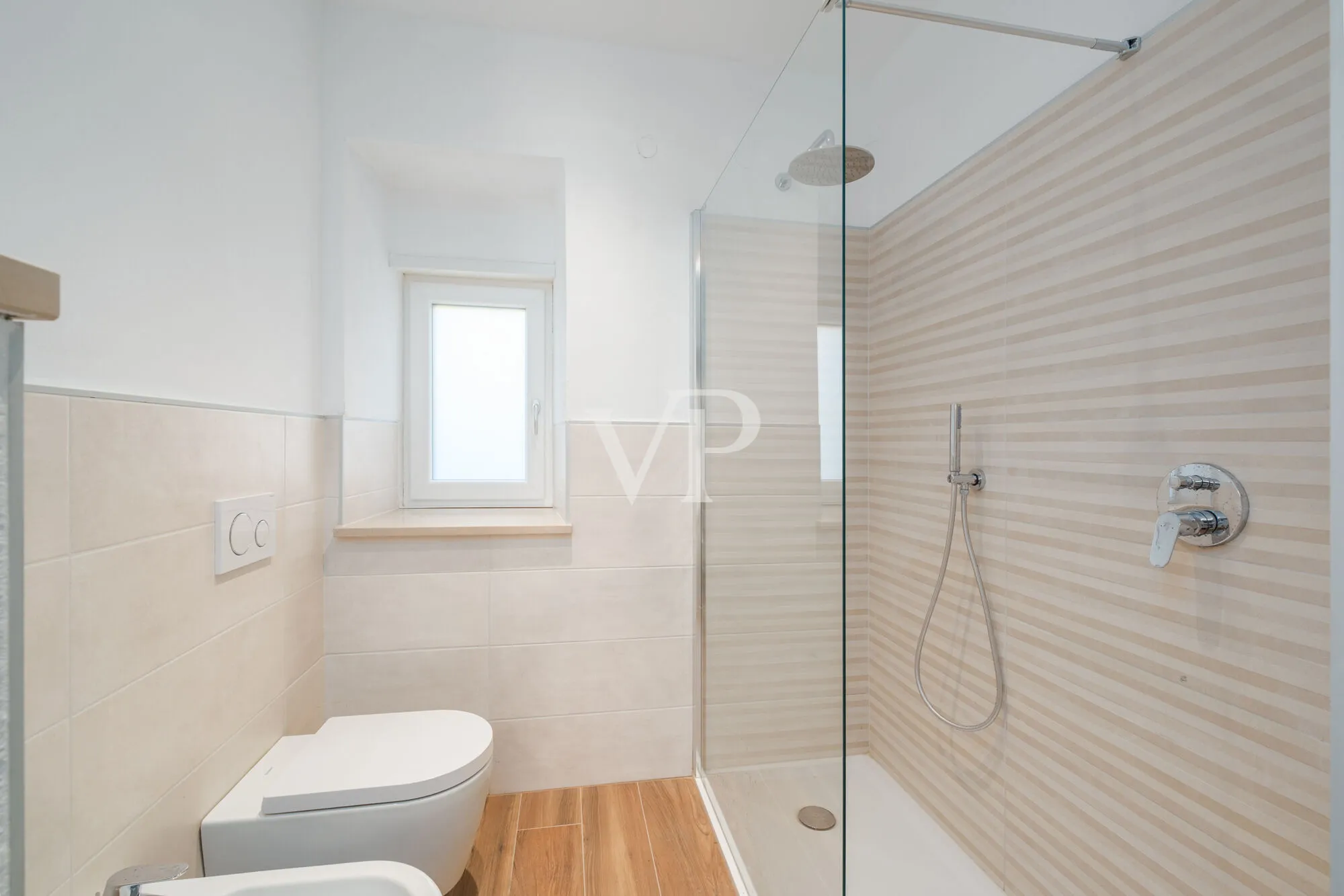 Zwei exklusive Wohneinheiten und Privatgrundstück in der Nähe der Sissi Gärten