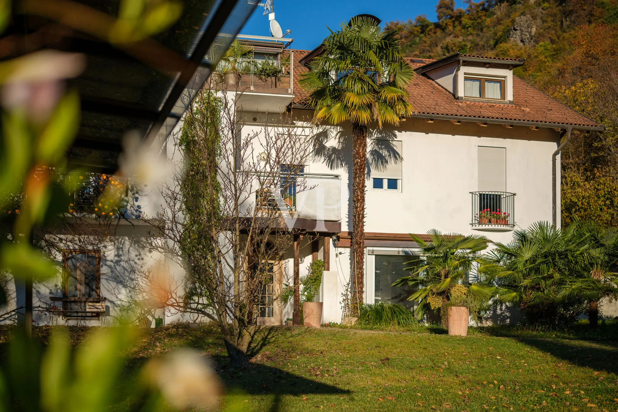 Zwei exklusive Wohneinheiten und Privatgrundstück in der Nähe der Sissi Gärten