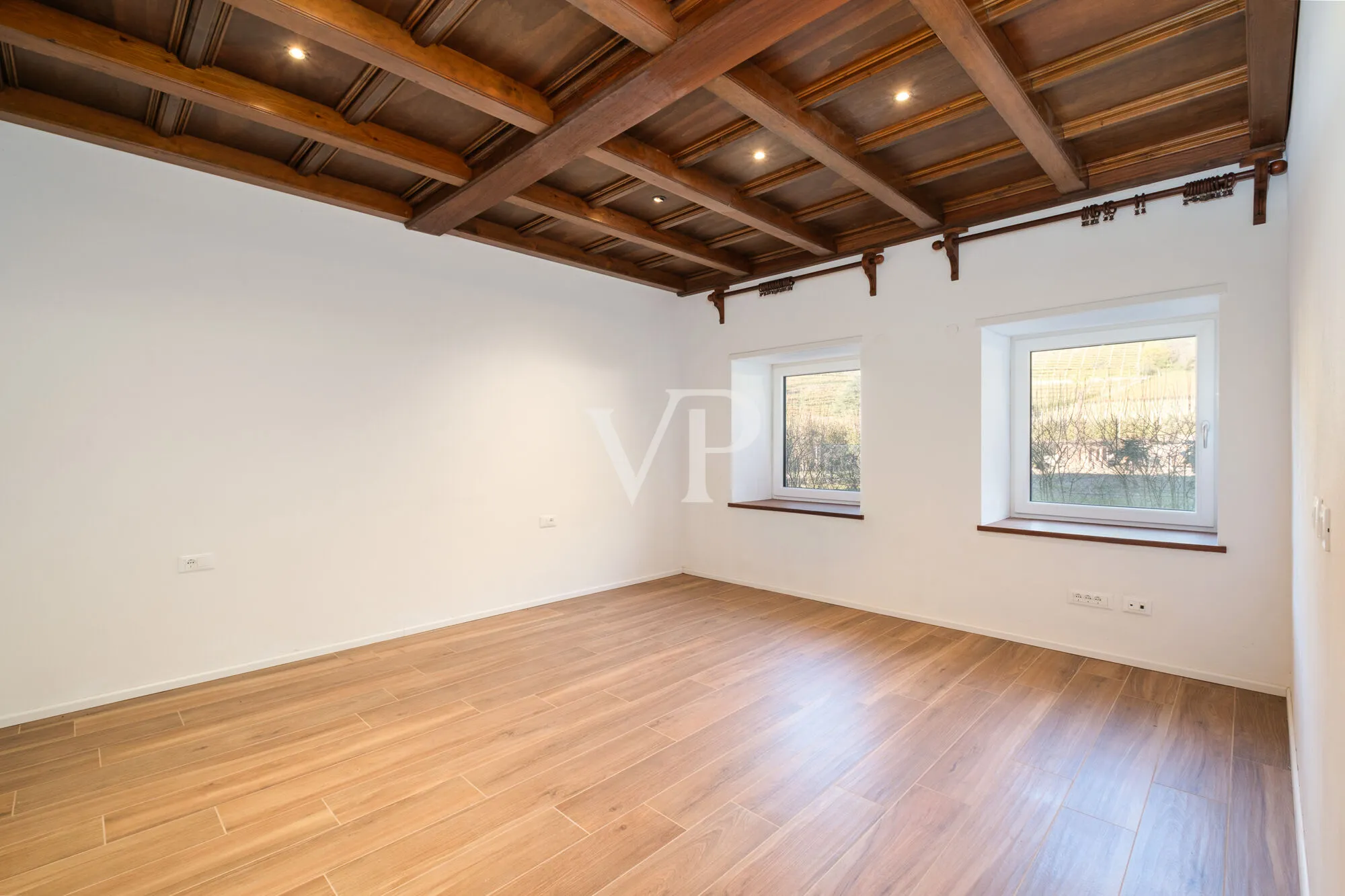 Zwei exklusive Wohneinheiten und Privatgrundstück in der Nähe der Sissi Gärten