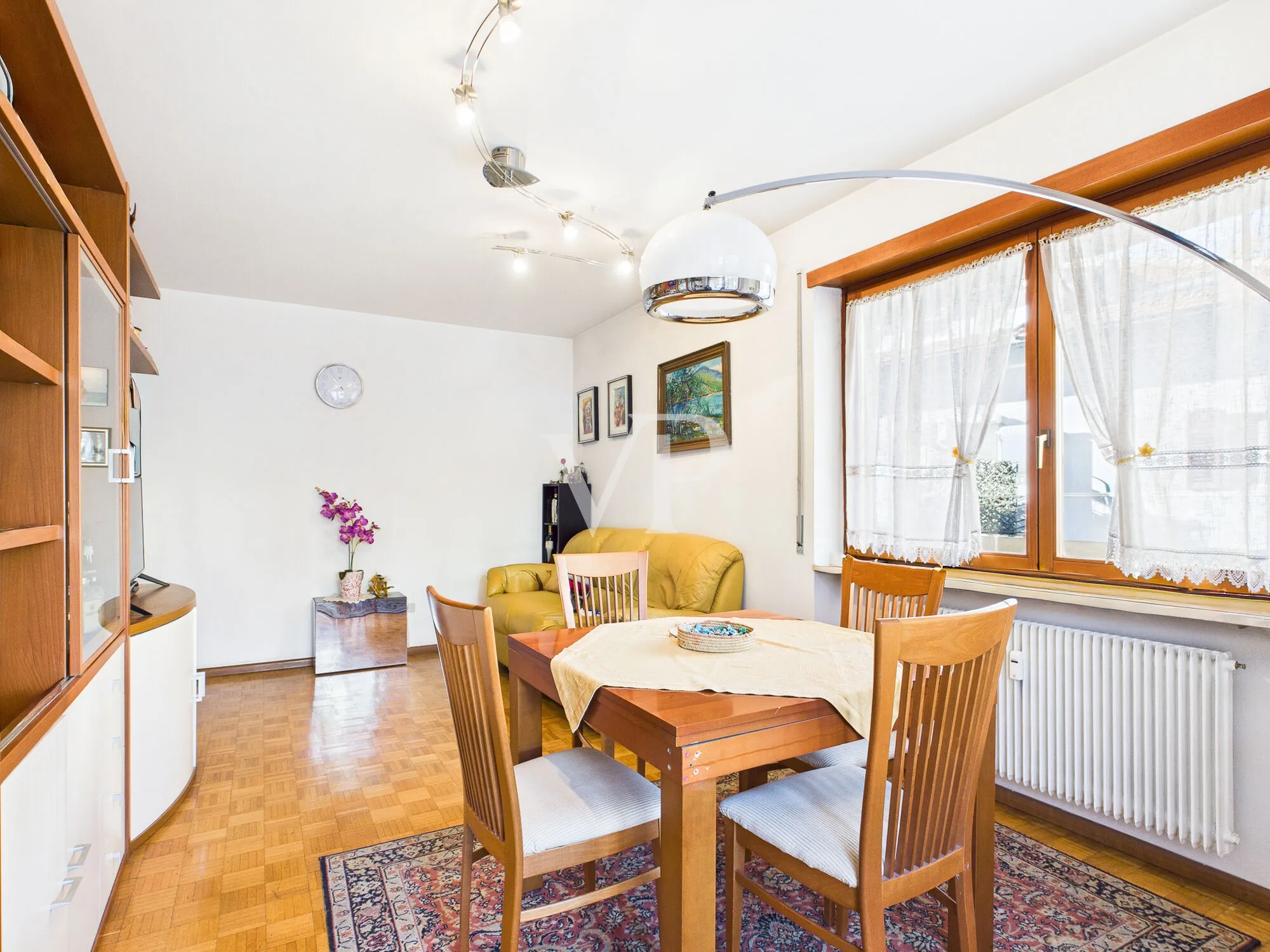 Amplio y luminoso piso de 3 habitaciones con balcón