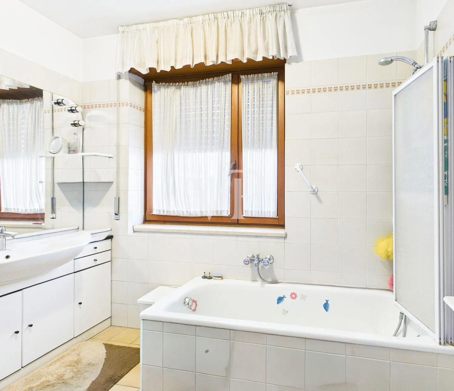 Amplio y luminoso piso de 3 habitaciones con balcón