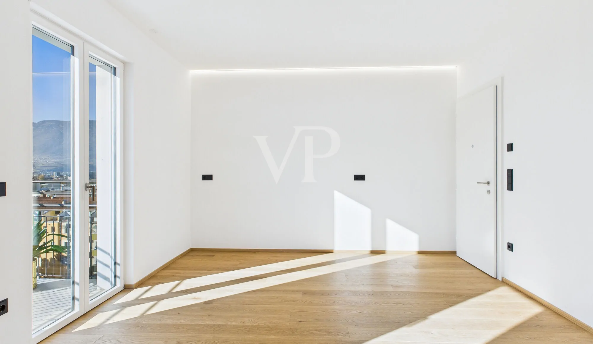 Splendido Trilocale Ristrutturato a Gries – Piano Attico con Tre Balconi