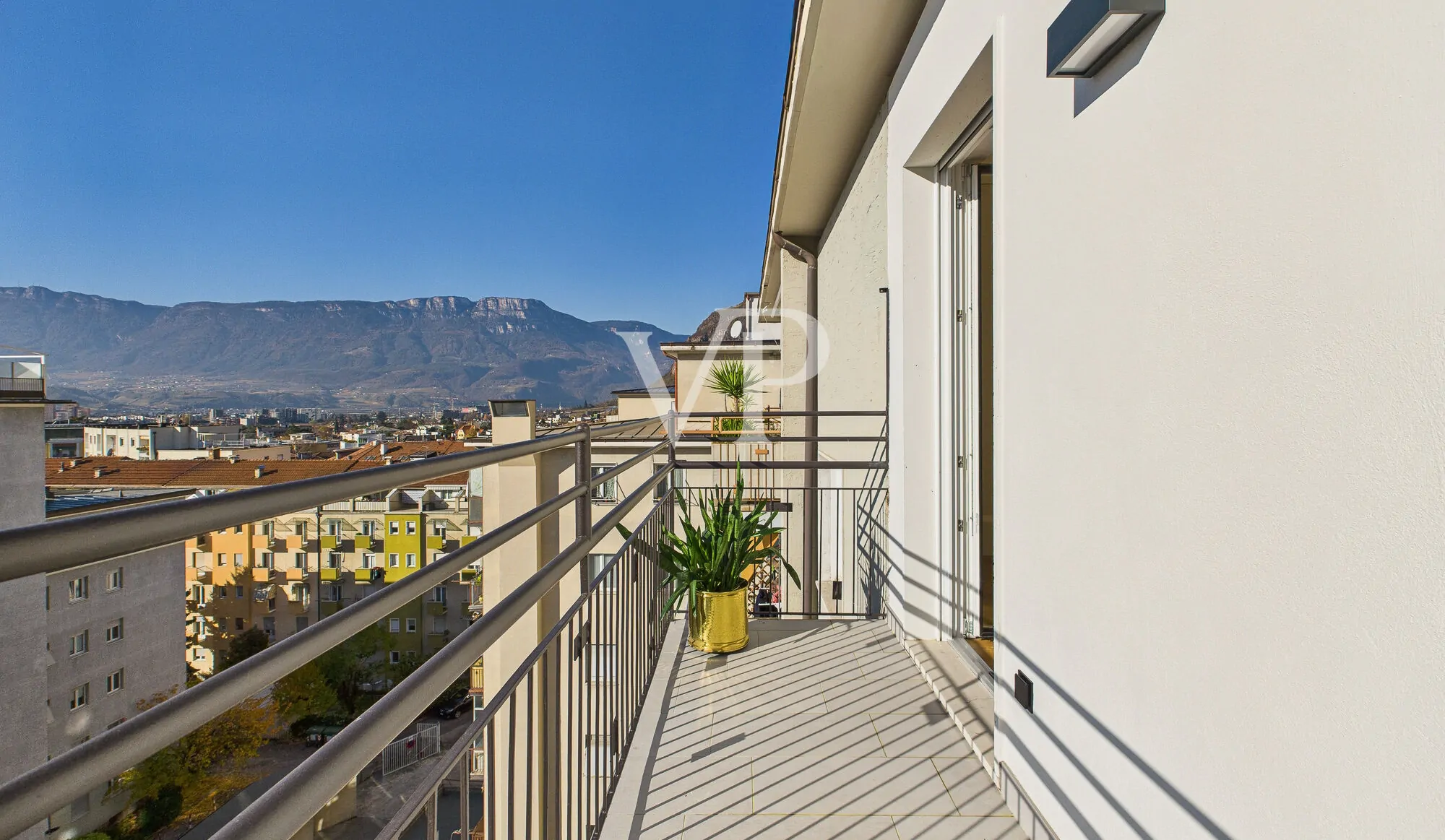 Splendido Trilocale Ristrutturato a Gries – Piano Attico con Tre Balconi