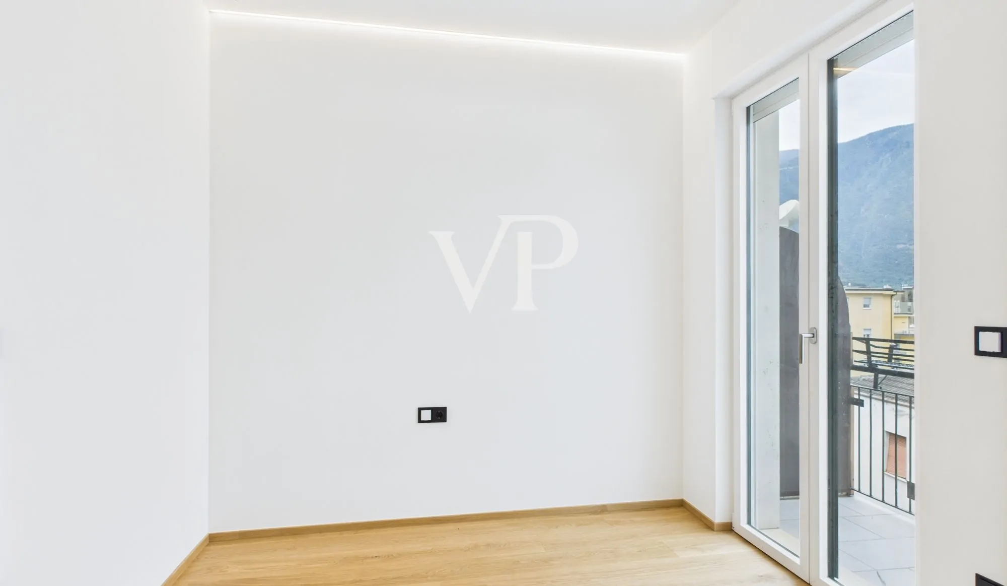 Splendido Trilocale Ristrutturato a Gries – Piano Attico con Tre Balconi