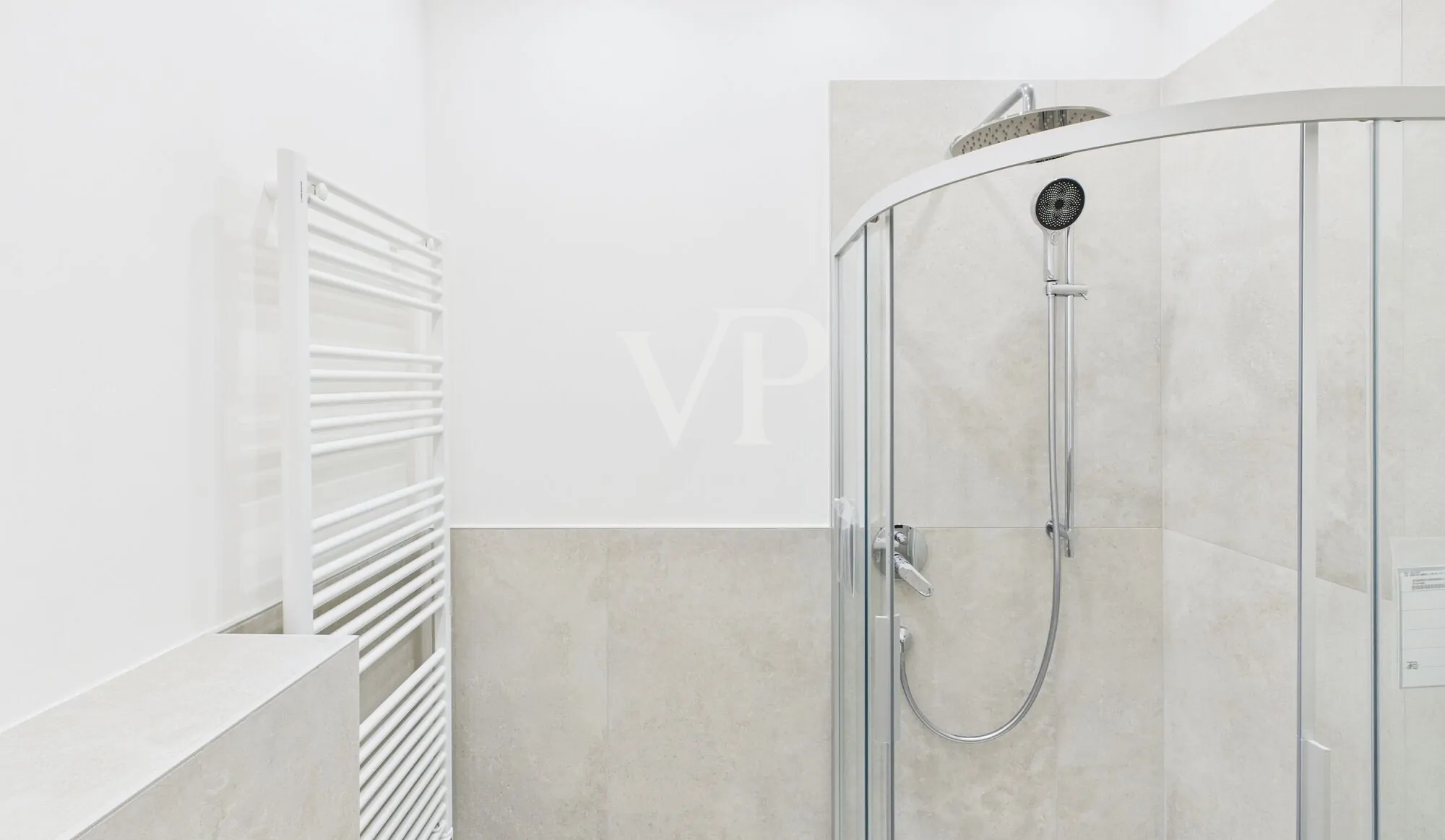 Splendido Trilocale Ristrutturato a Gries – Piano Attico con Tre Balconi