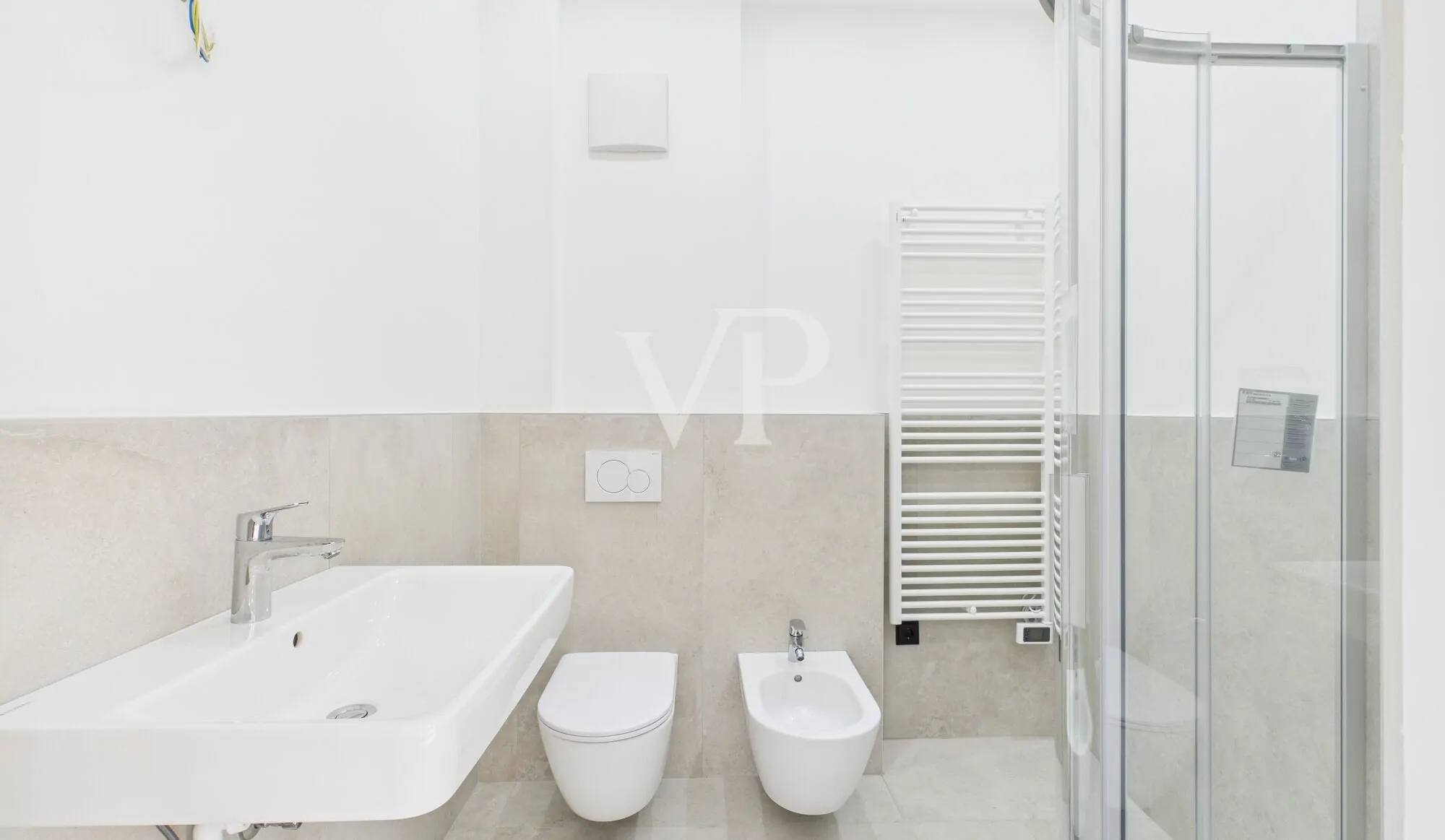 Splendido Trilocale Ristrutturato a Gries – Piano Attico con Tre Balconi