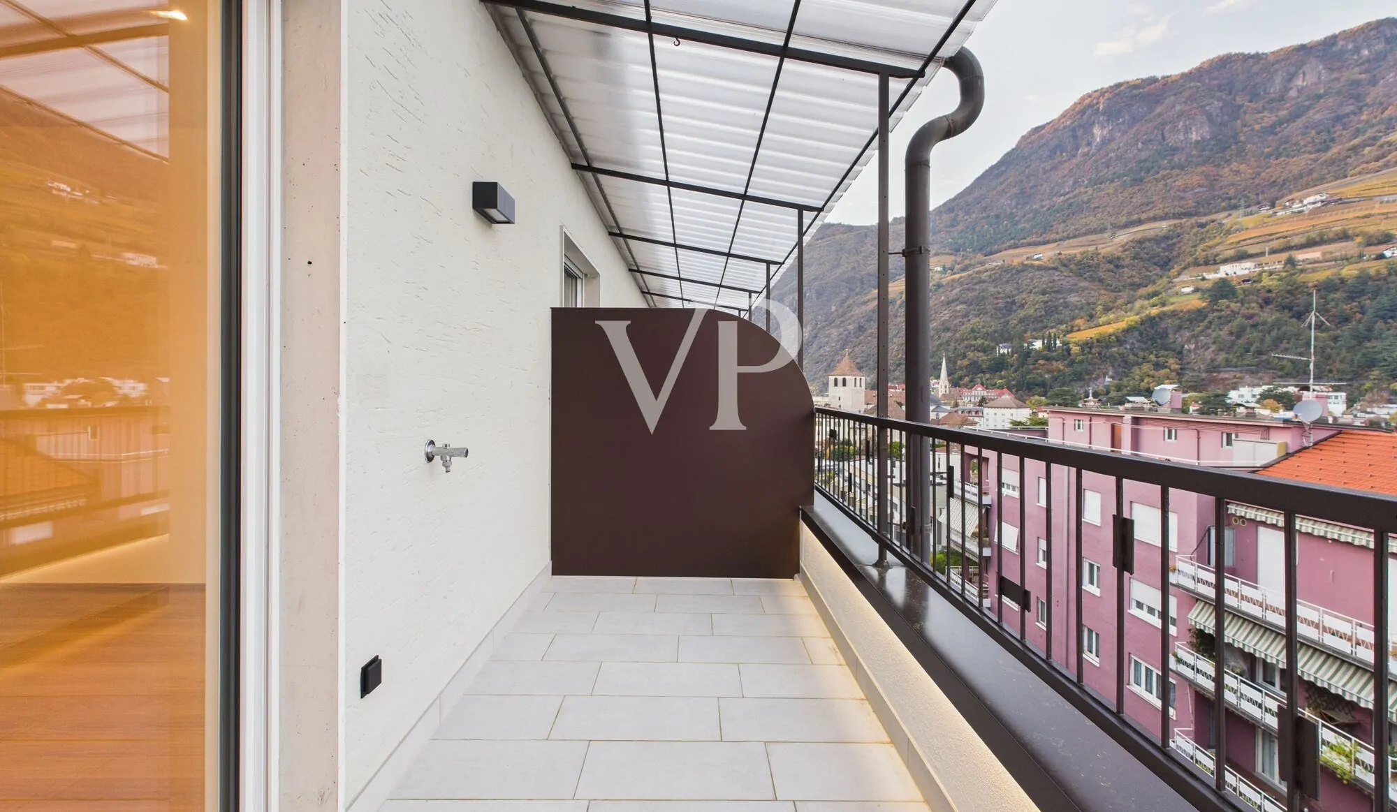 Splendido Trilocale Ristrutturato a Gries – Piano Attico con Tre Balconi