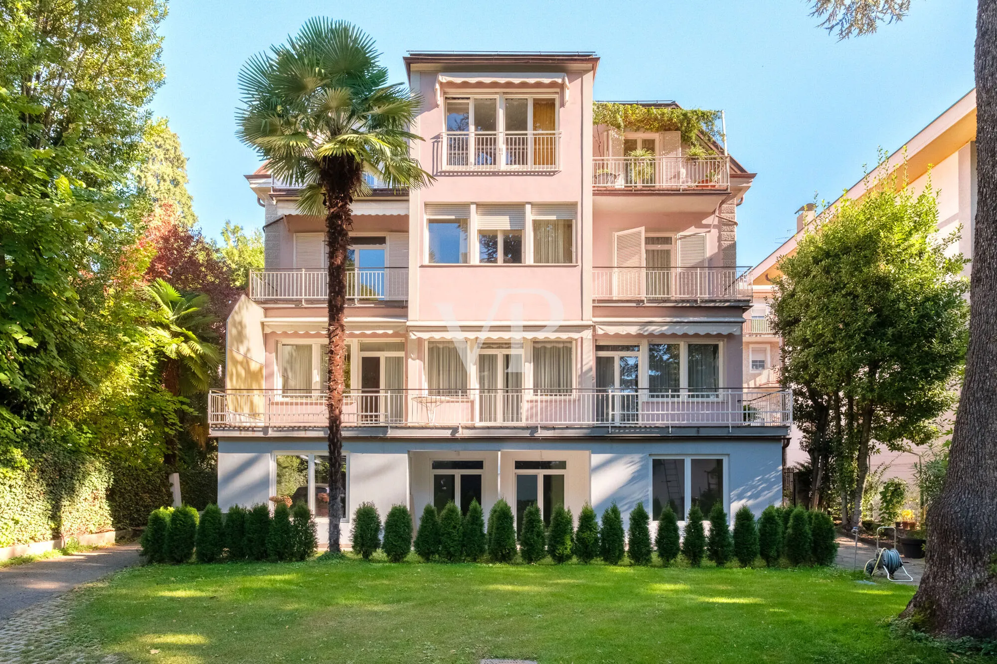 Elegante und großzügige Fünf-Zimmer-Wohnung mit Terrasse