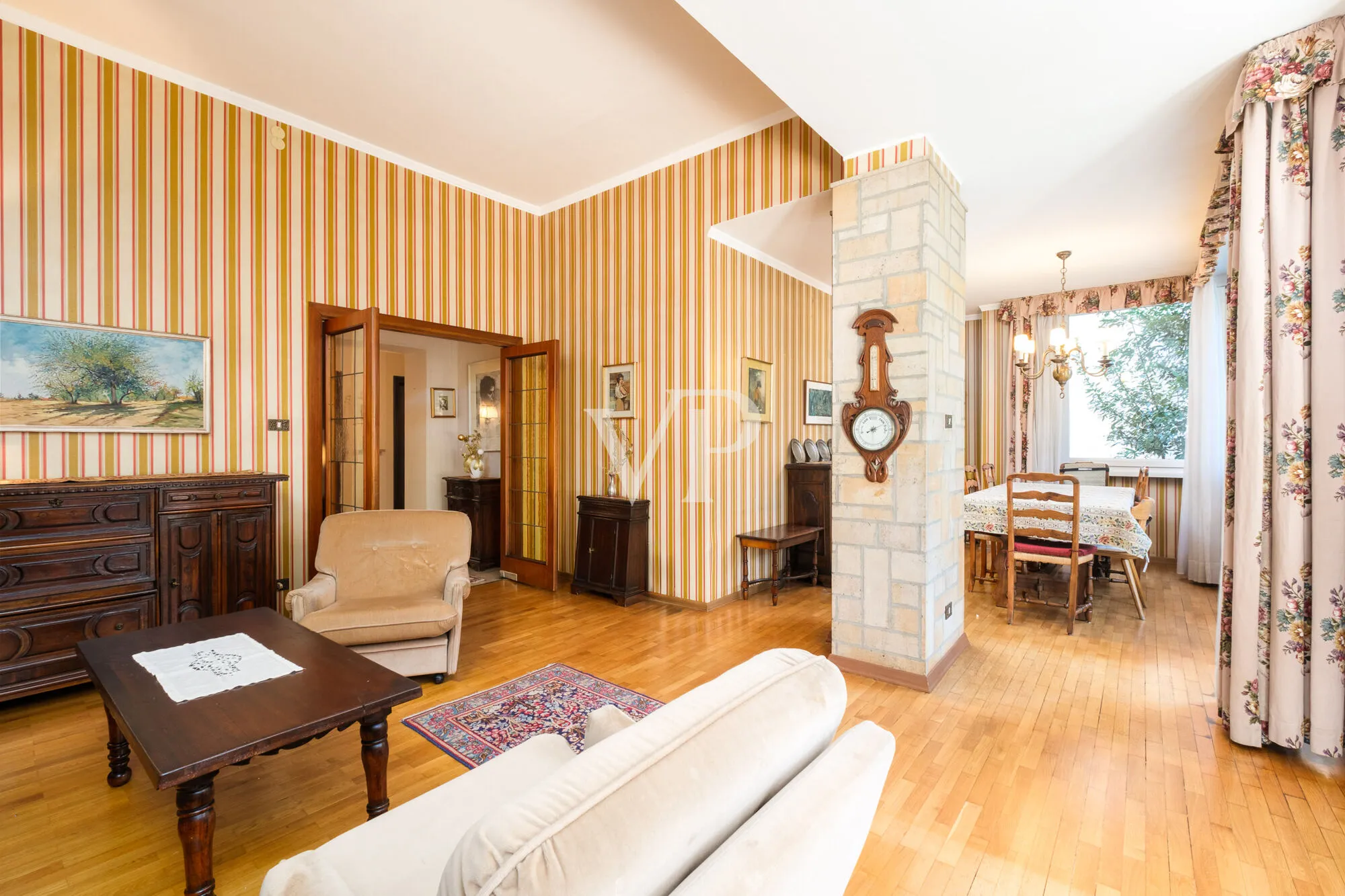 Elegante und großzügige Fünf-Zimmer-Wohnung mit Terrasse