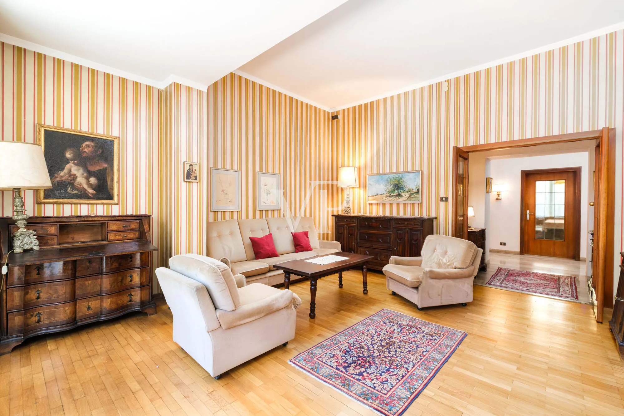 Elegante und großzügige Fünf-Zimmer-Wohnung mit Terrasse